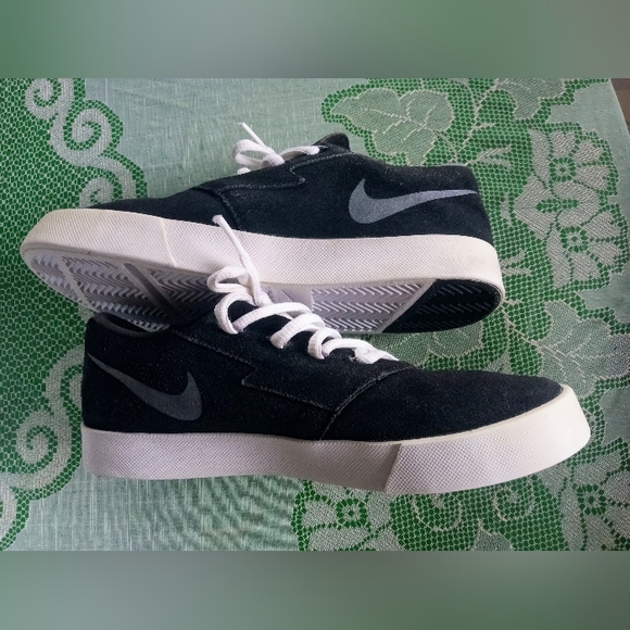 Nike boys shoes. Size 4.5 Y - Picture 2 of 7